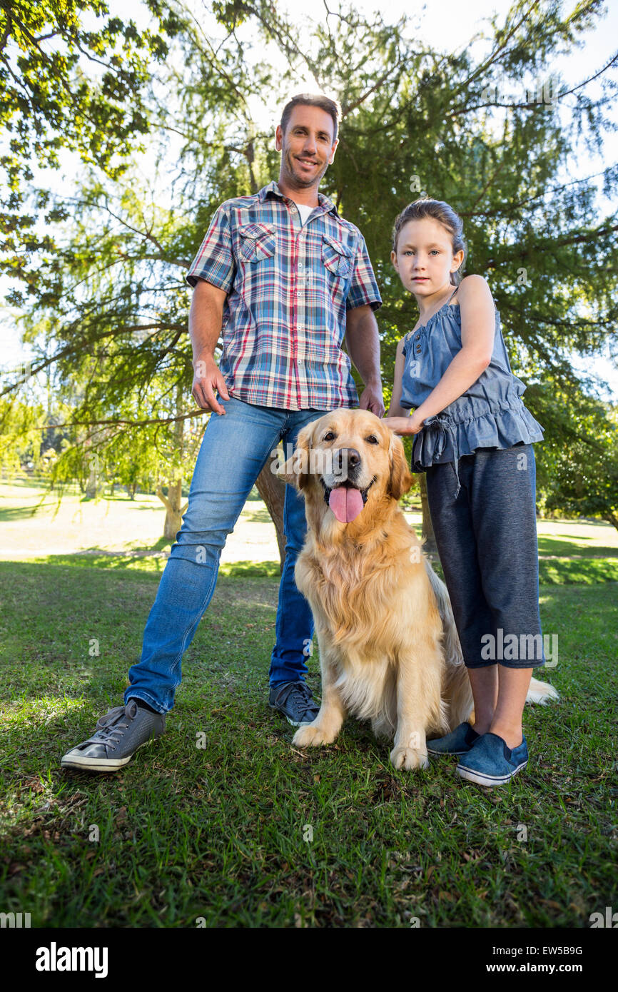 Padre e figlia con il loro cane nel parco Foto Stock