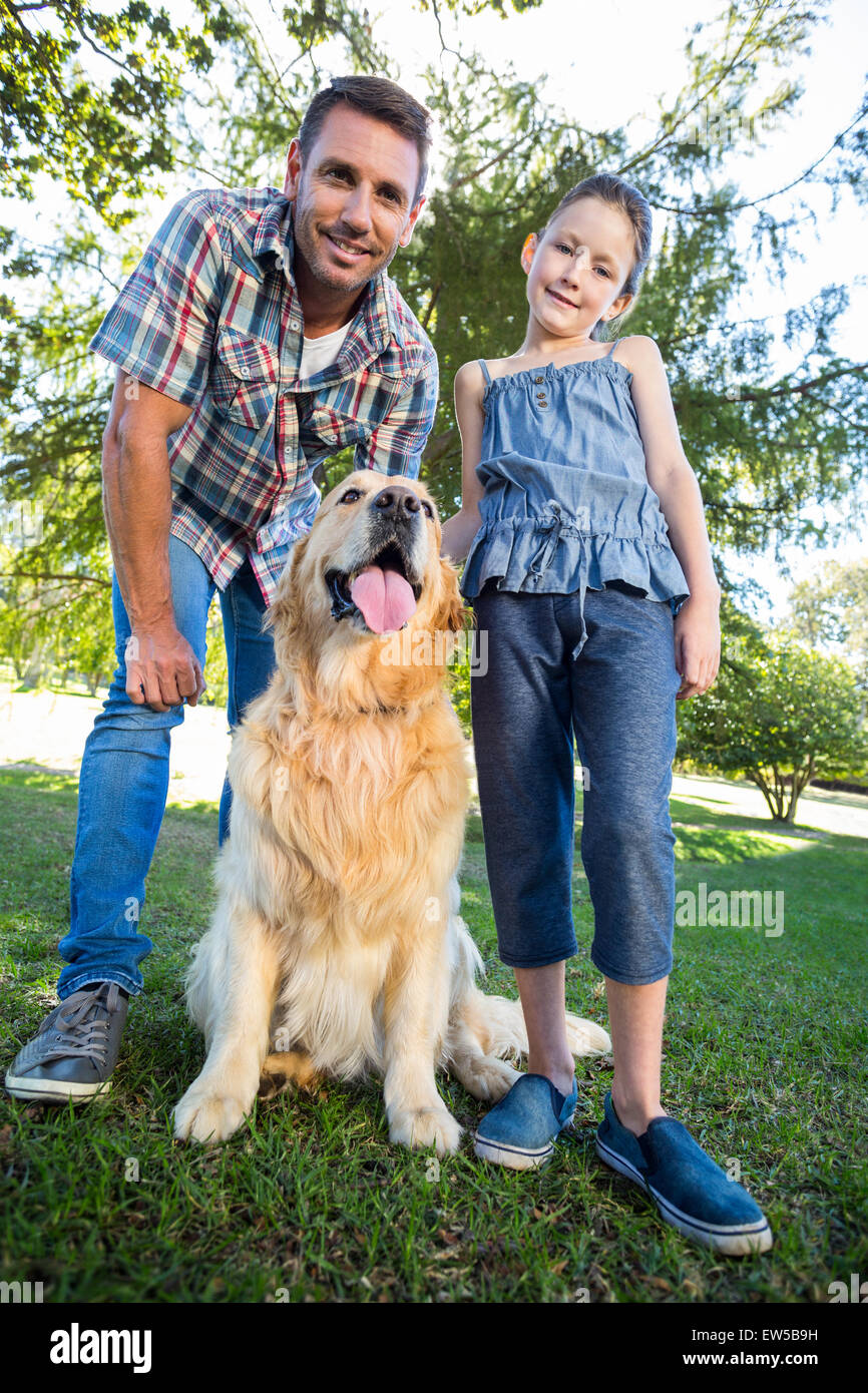 Padre e figlia con il loro cane nel parco Foto Stock