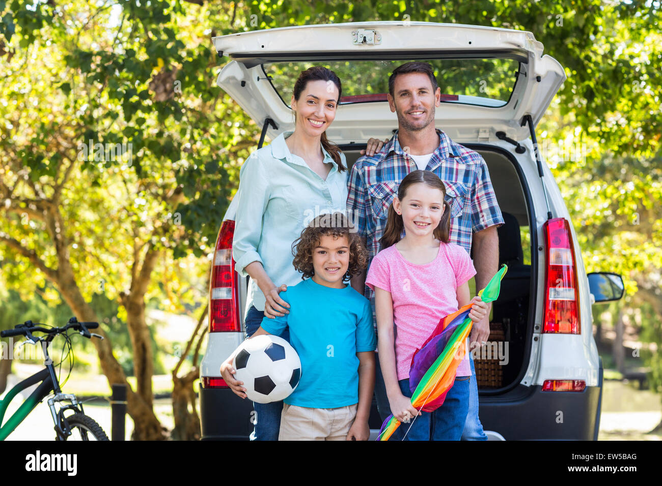 La famiglia felice tenetevi pronti per il viaggio su strada Foto Stock