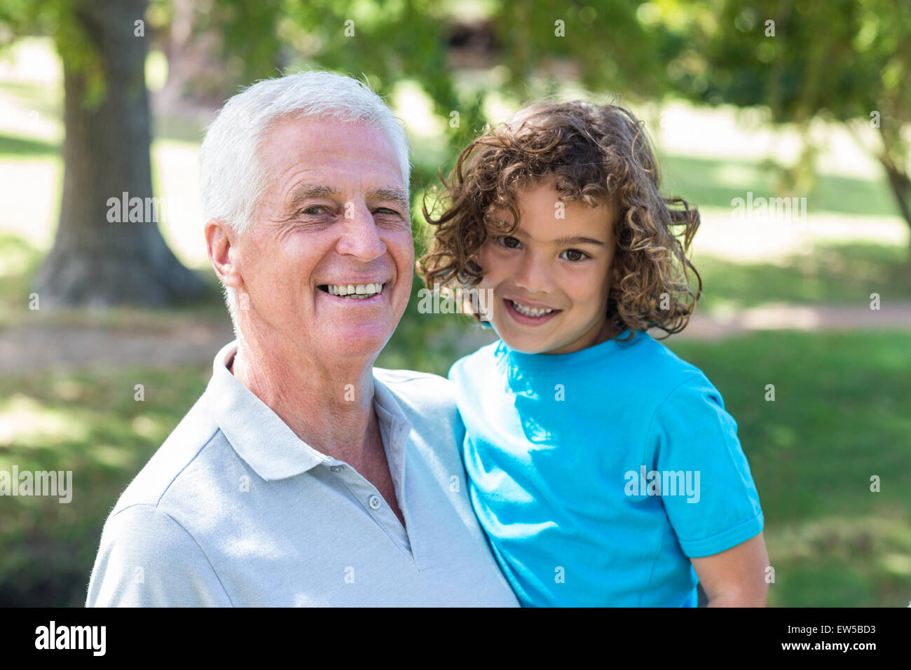 Nonno e nipote divertirsi in un parco Foto Stock