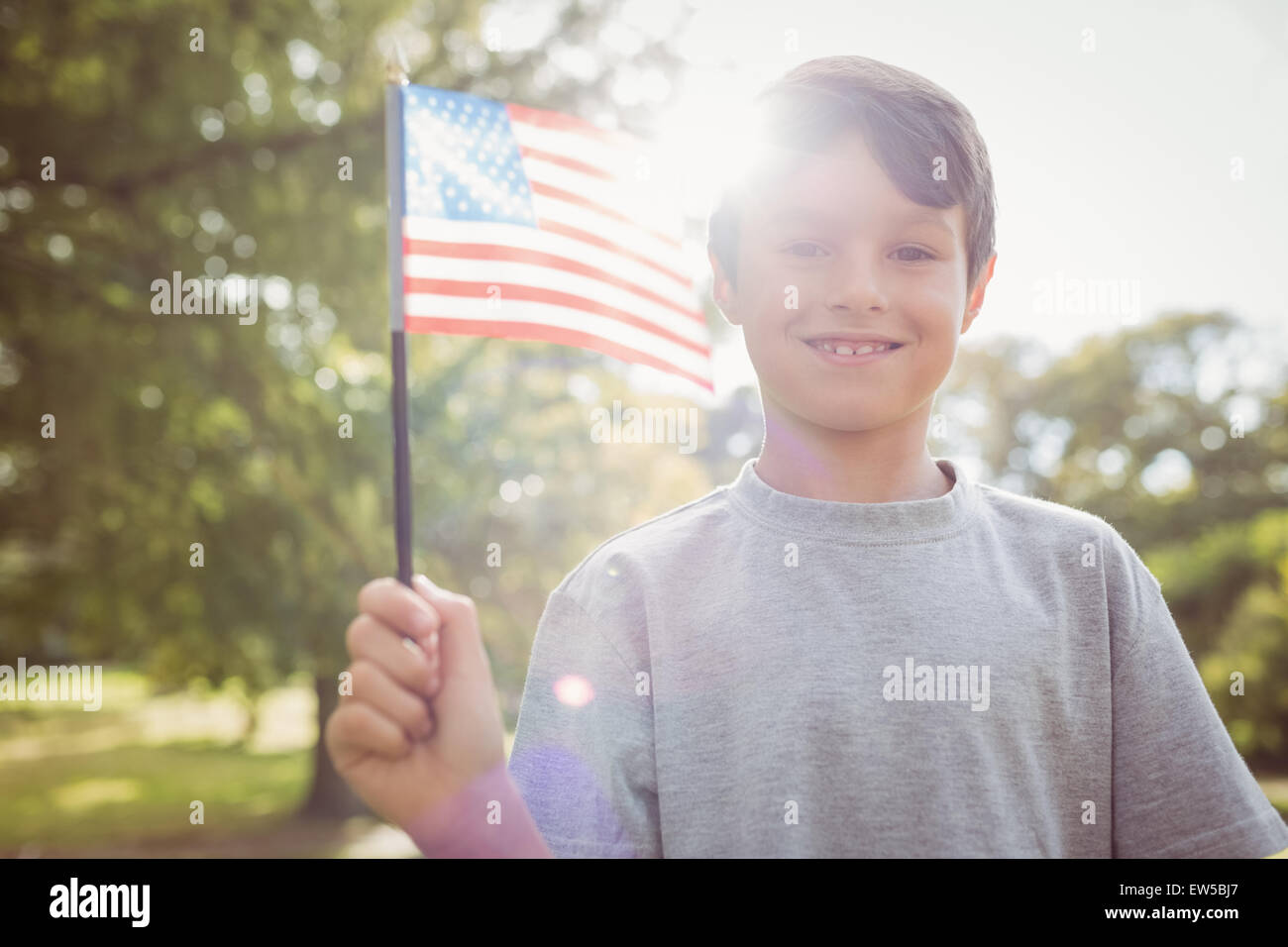Little Boy sventola bandiera americana Foto Stock