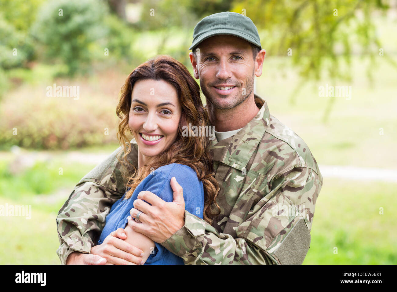 Bel soldato riunita con il partner Foto Stock