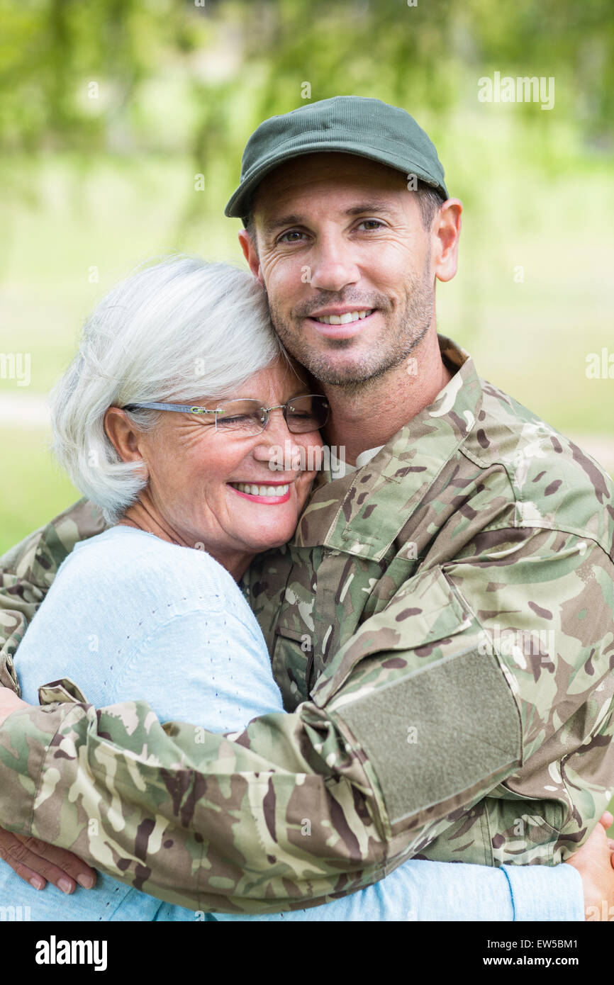Soldato riunita con sua madre Foto Stock