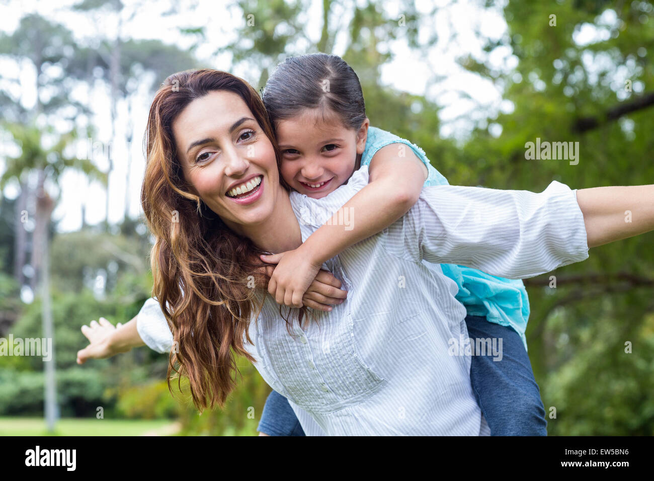 Madre e figlia divertirsi nel parco Foto Stock