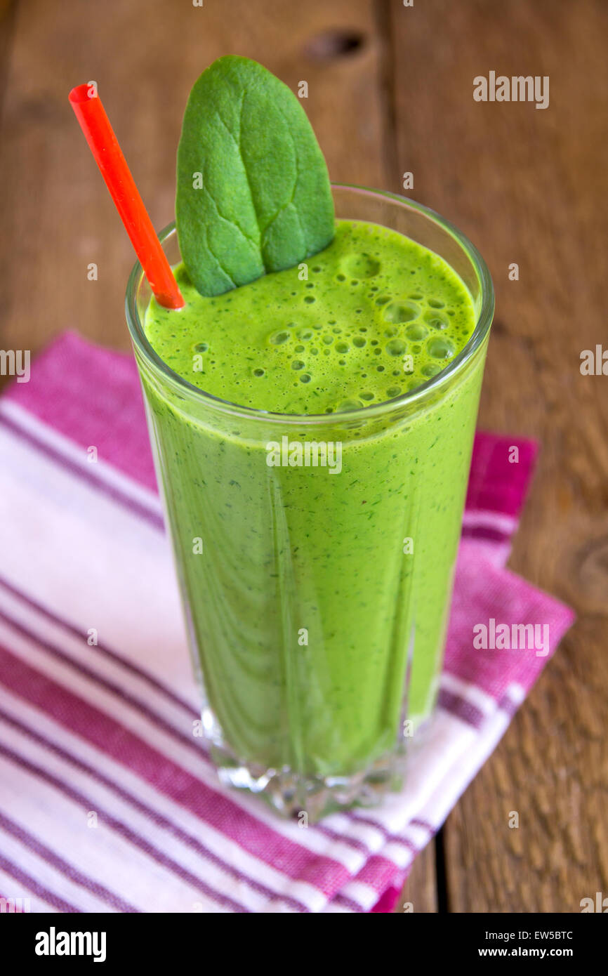 Verde frullato di spinaci in vetro Foto Stock