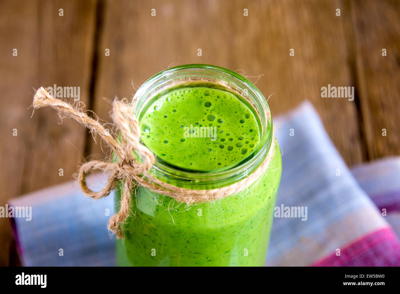Verde frullato di spinaci in un barattolo di vetro Foto Stock