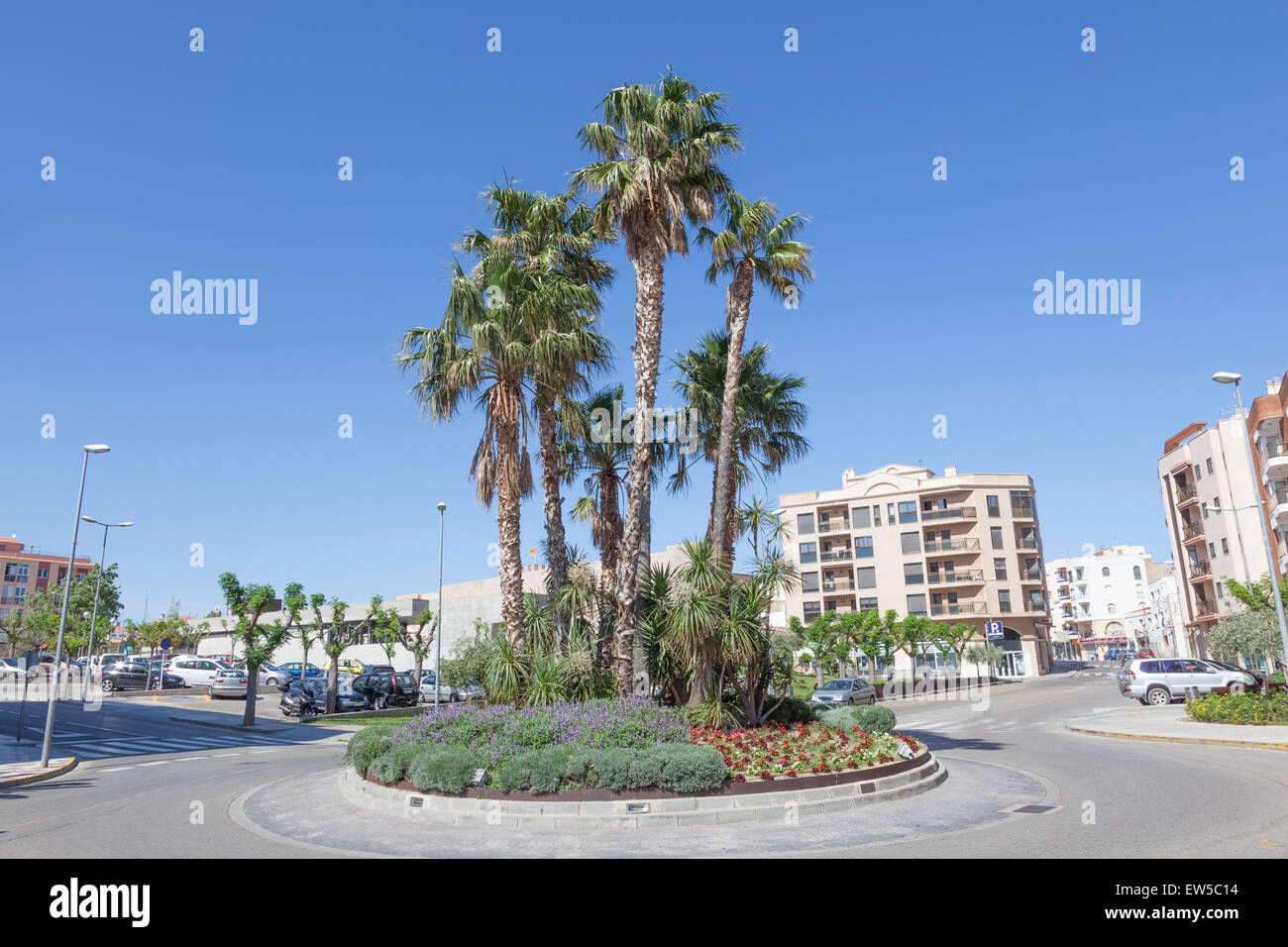 Le palme in una rotatoria nella città di Miami Platja, Catalogna, Spagna Foto Stock