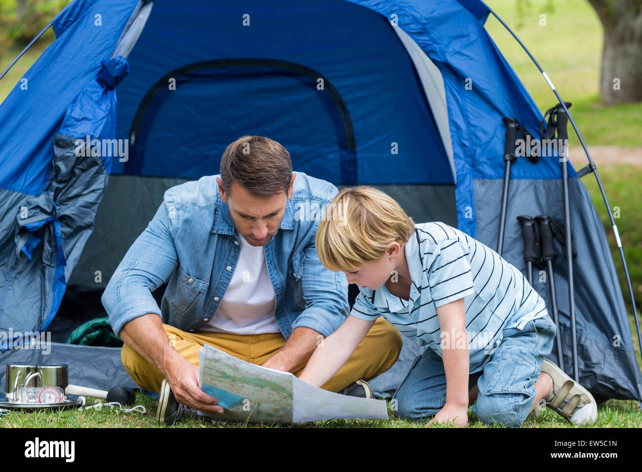 Padre e figlio di campeggio e cercando il loro modo home Foto Stock