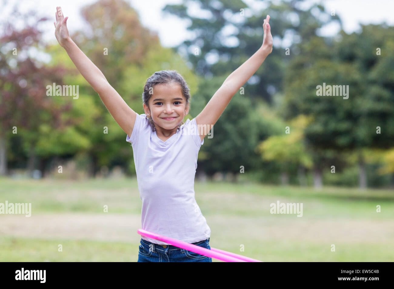 Felice ragazza che gioca con hula hoops Foto Stock