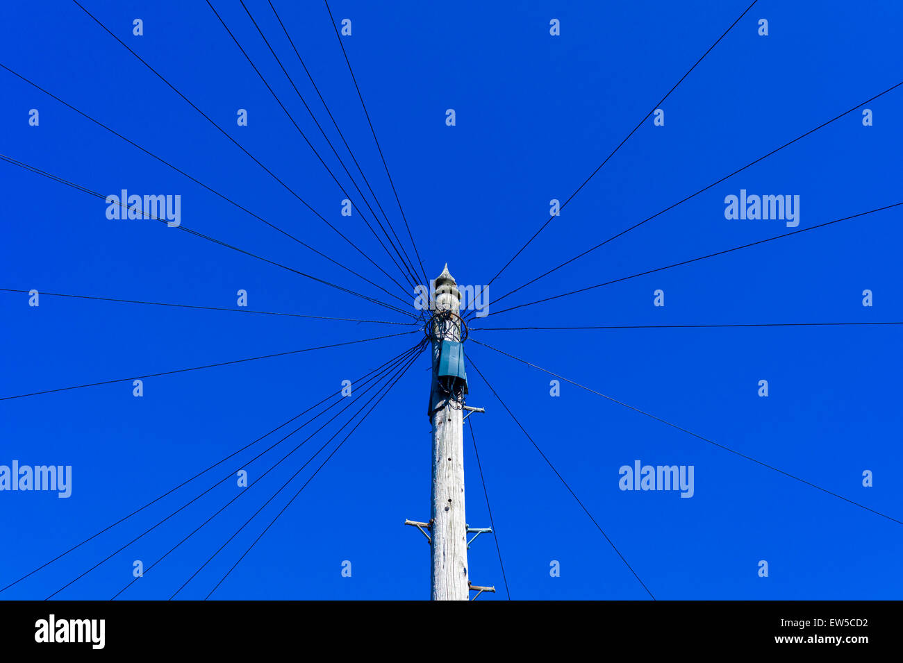 Un palo del telegrafo presa contro un cielo blu a Herne Bay Foto Stock