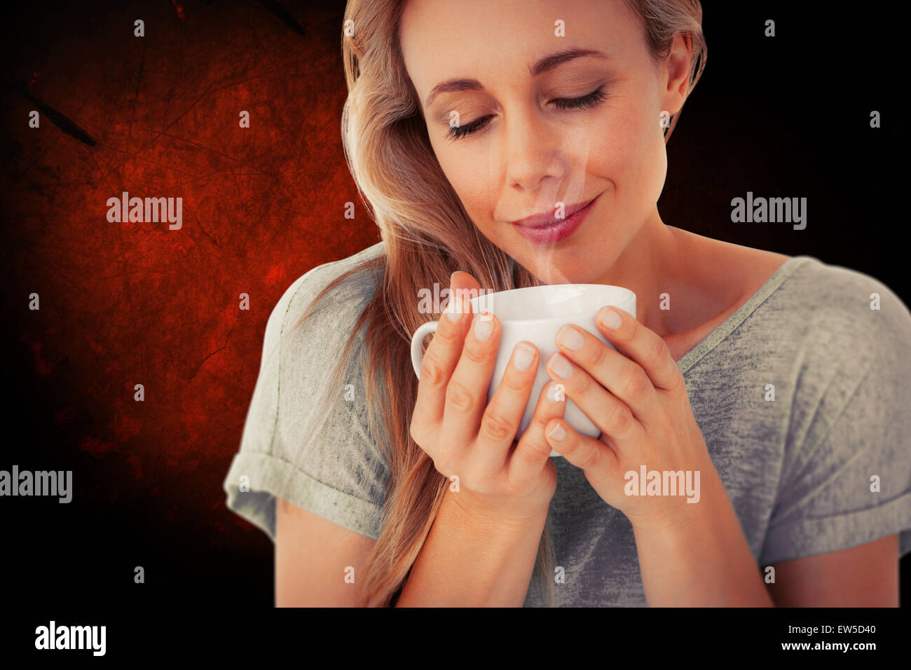 Immagine composita della bionda sorridente con bevanda calda rilassante Foto Stock