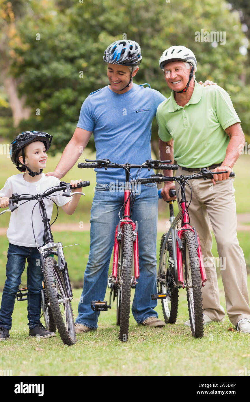 Felice multi generazione famiglia sulle loro moto al parco Foto Stock