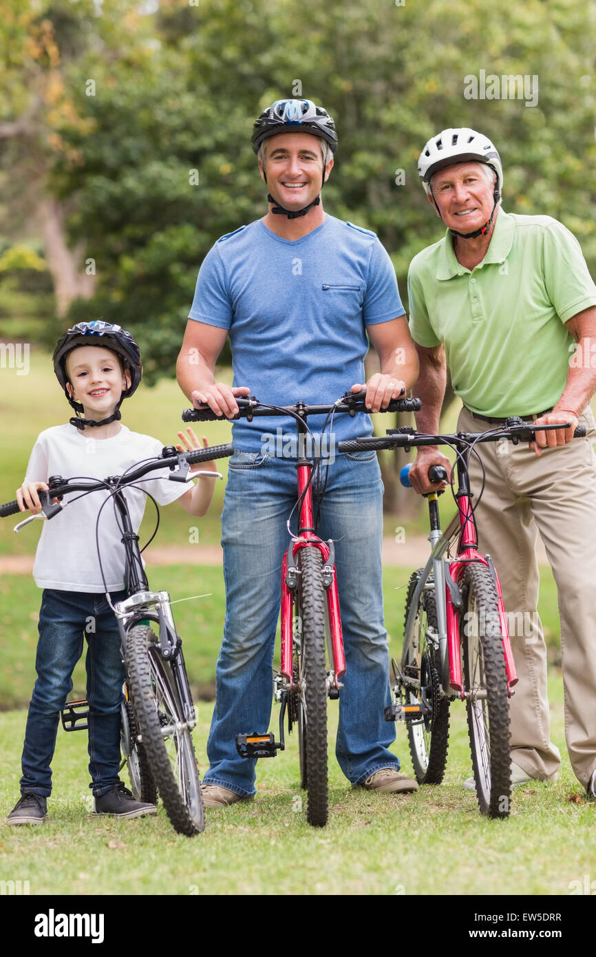 Felice multi generazione famiglia sulle loro moto al parco Foto Stock
