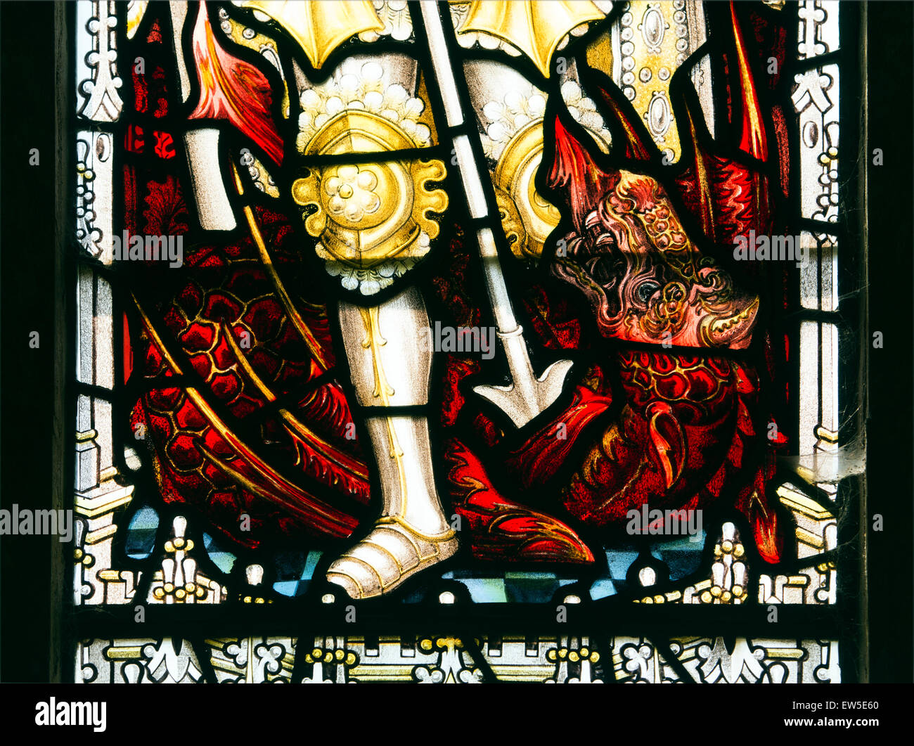 San Michele in vetro colorato dettaglio, Santa Maria Vergine Chiesa, East Haddon, Northamptonshire, England, Regno Unito Foto Stock