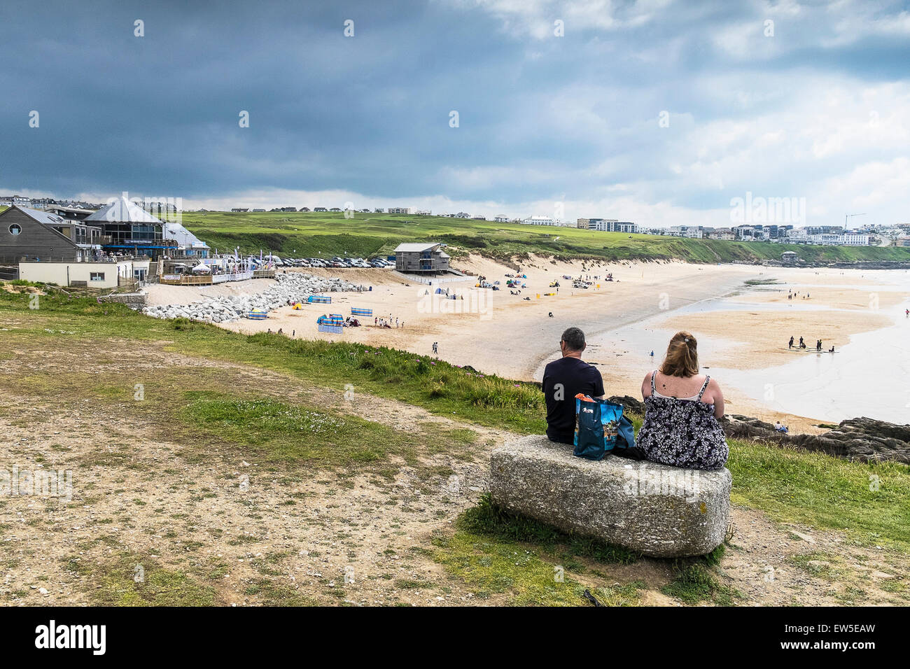 Turisti che desiderano oltre Fistral Beach in Newquay, Cornwall. Foto Stock