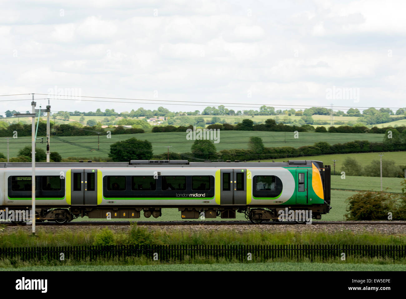 London Midland treno sulla linea principale della costa occidentale, Northamptonshire, Regno Unito Foto Stock