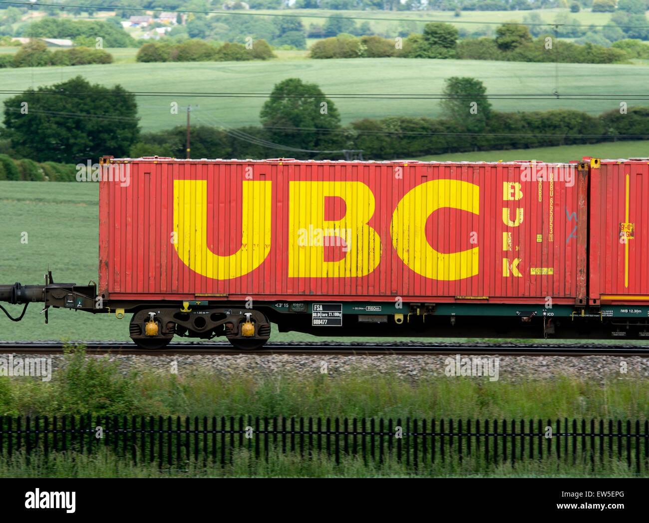 UBC contenitore di spedizione su un treno, Northamptonshire, Regno Unito Foto Stock