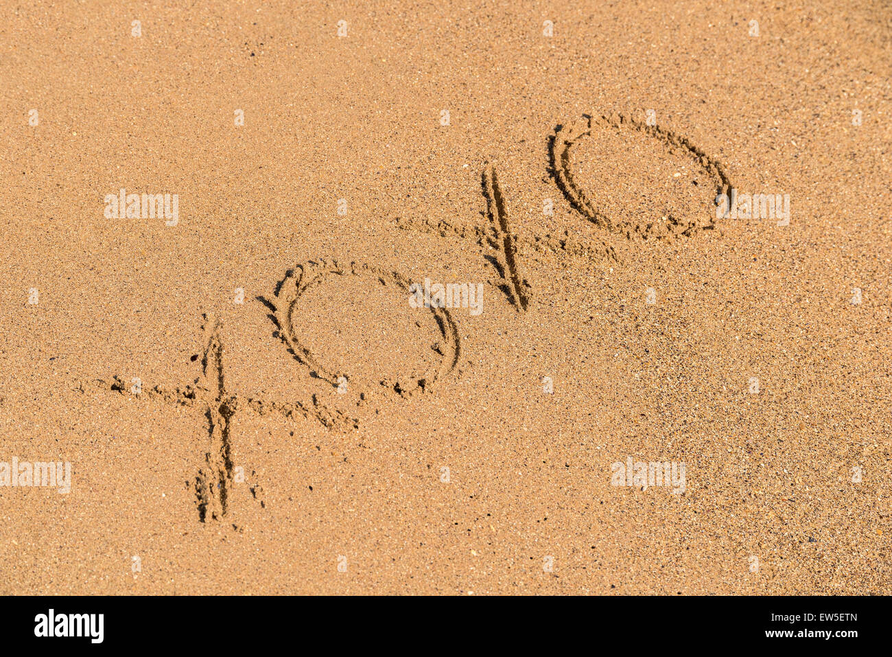 Baci e abbracci XOXO segno sulla spiaggia di sabbia Foto Stock