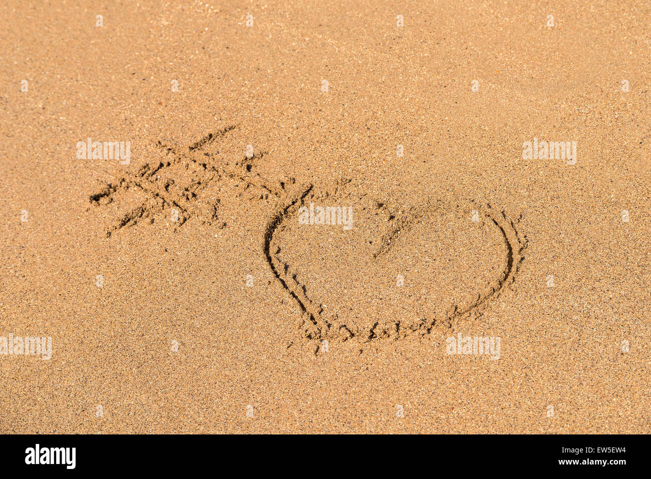 Hashtag amore cuore segno sulla spiaggia di sabbia Foto Stock