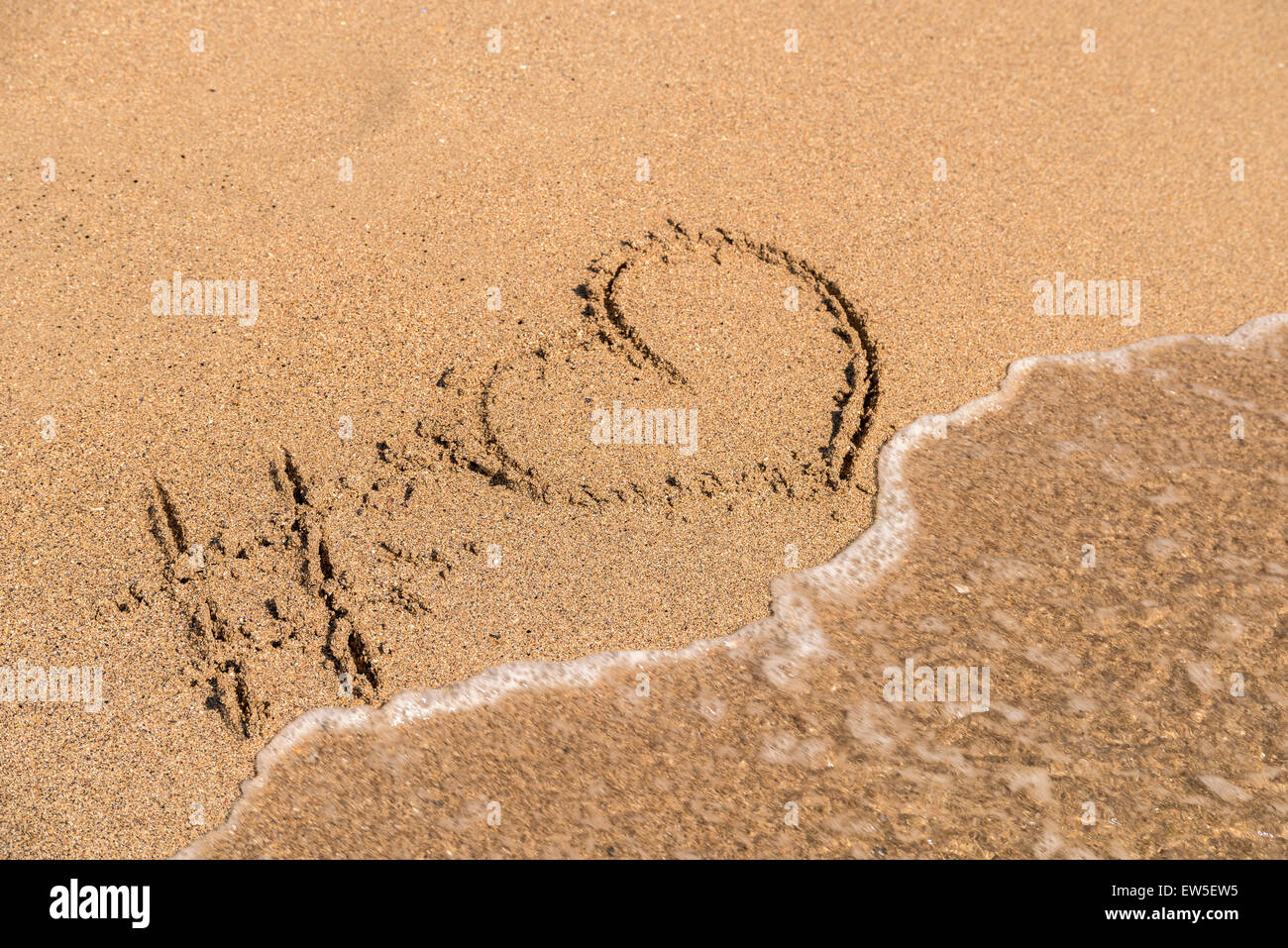 Hashtag amore cuore segno sulla spiaggia di sabbia Foto Stock