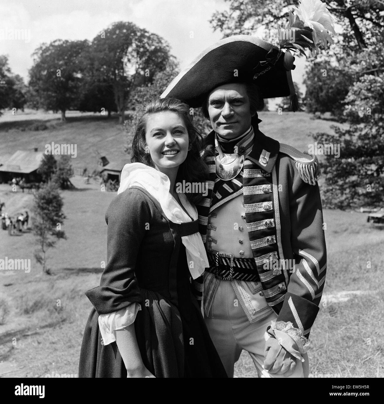 Janette Scott e Laurence Olivier sul set di "Il diavolo il discepolo' in Tring Park, Hertfordshire. Il 30 luglio 1958. Foto Stock