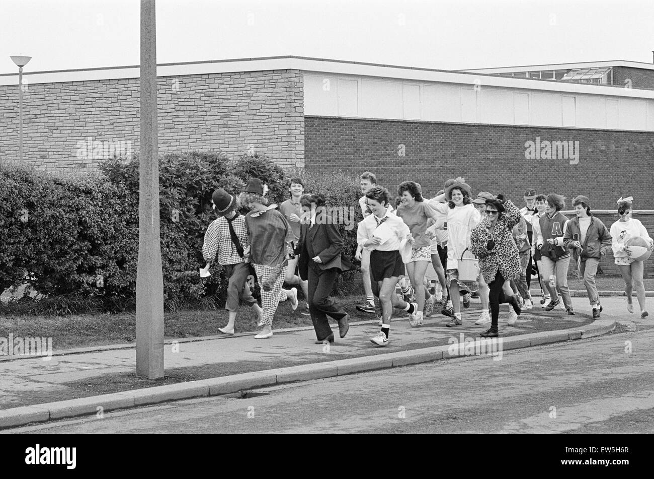 Gli studenti di St Mary's Sixth Form College, Middlesbrough, prendere parte a fun run, 11 maggio 1987. Foto Stock