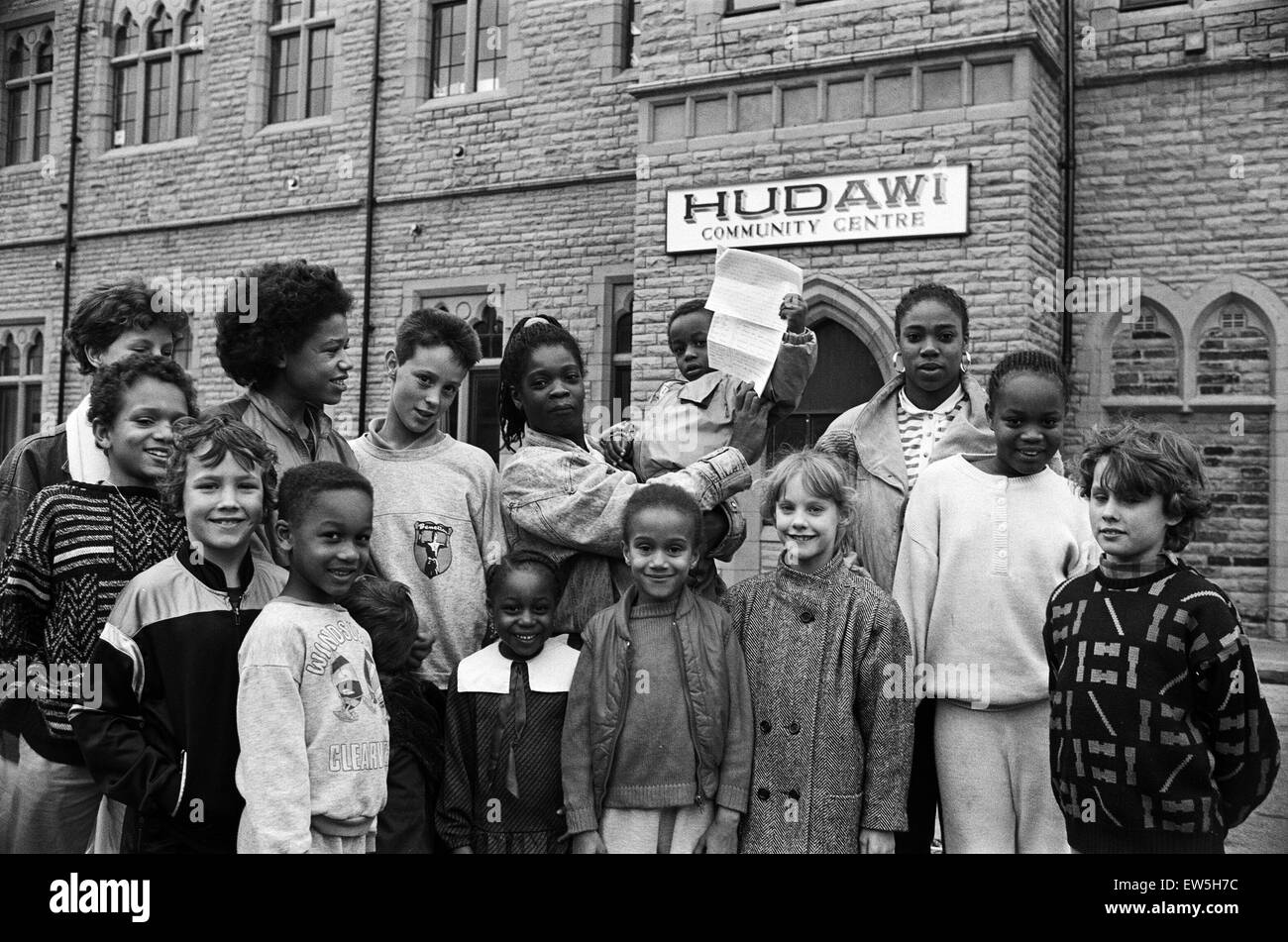 I ragazzi a Huddersfield centro nella Comunità hanno avviato una lotta per mantenere la loro gioventù lavoratore. Bambini a un gruppo di giovani al centro Hudawi desidera mantenere perdere Glendene Gill, il cui anno di contratto è questo mese e sono disposti a scavare nel loro o Foto Stock I ragazzi a Huddersfield centro nella Comunità hanno avviato una lotta per mantenere la loro gioventù lavoratore. Bambini a un gruppo di giovani al centro Hudawi desidera mantenere perdere Glendene Gill, il cui anno di contratto è questo mese e sono disposti a scavare nel loro o Foto Stock