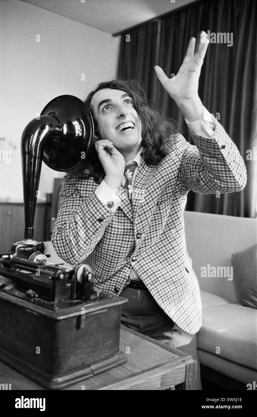 Tiny Tim (nato Herbert Khaury; Aprile 12, 1932 - 30 novembre 1996) era un cantante americano, ukulele player, e archivista musicale. Egli fu il più famoso per la sua interpretazione di "punta di piedi attraverso i tulipani" cantato in un distintivo di alta falsetto/vibrato voice. (Pictu Foto Stock