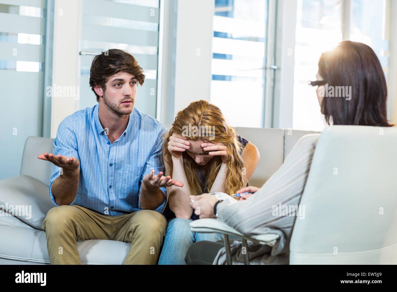 Psicologo aiutare un giovane con difficoltà di relazione Foto Stock