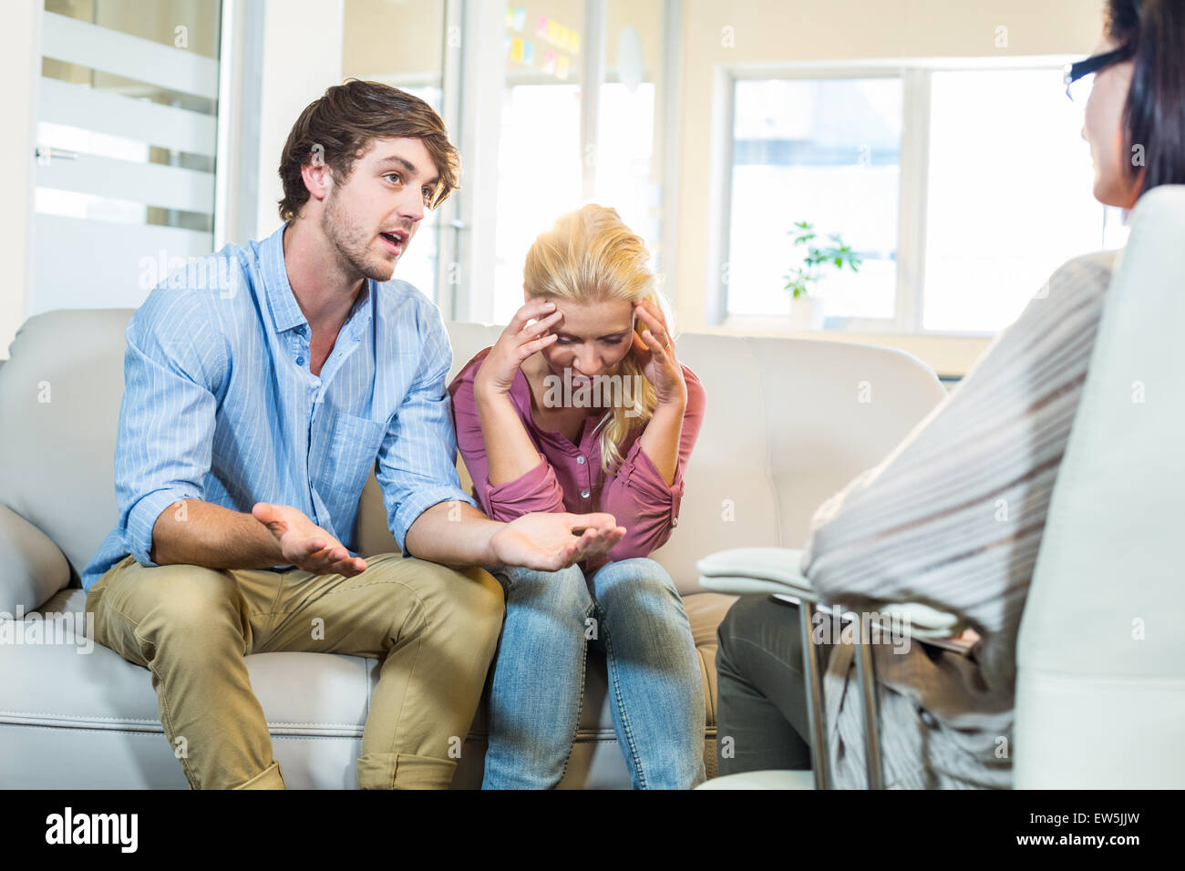 Psicologo aiutare un giovane con difficoltà di relazione Foto Stock