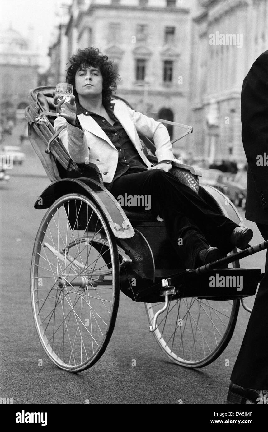 Il cantante Marc Bolan in un rickshaw a Londra. Disegno il rickshaw è Alphie O'Leary, Marc autista. Il 12 dicembre 1973. Foto Stock