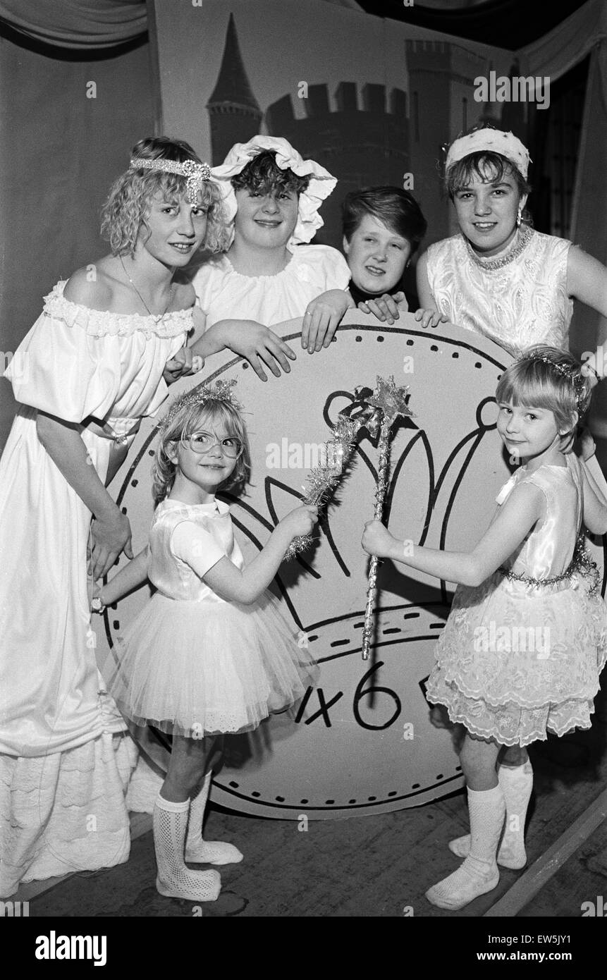 Cantare una canzone di Sixpence erano questi giovani dalla Strada Nuova scuola di domenica, Rastrick. Essi erano tra il cast di uno spettacolo musicale presentato al 105° festival annuale della banda di speranza. La performance è stata guardata da un pubblico che comprendeva l'Onu Foto Stock