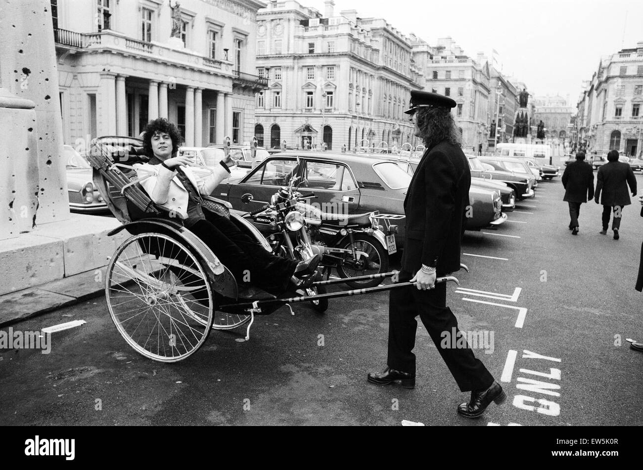 Il cantante Marc Bolan in un rickshaw a Londra. Disegno il rickshaw è Alphie O'Leary, Marc autista. Il 12 dicembre 1973. Foto Stock