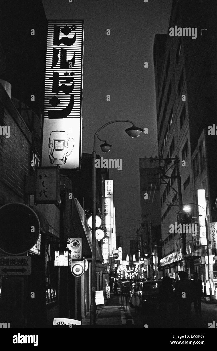 Tempo di notte a Ginza Tokyo Night club del distretto, dove hostess fascino i clienti ad acquistare over priced bevande . 1 Dicembre 1974 Foto Stock