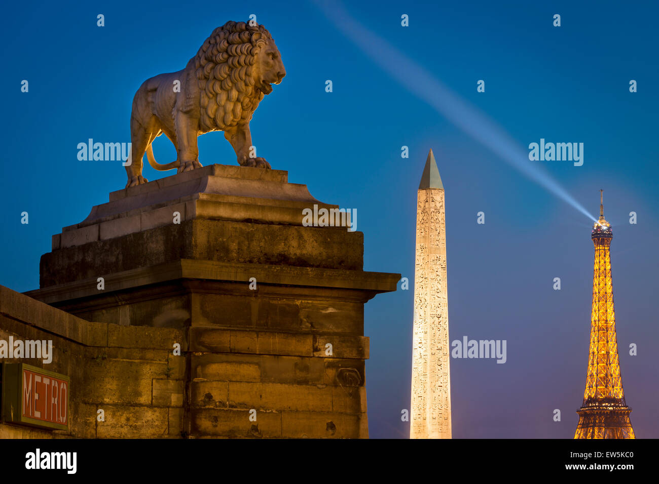 Lion statua che domina l'Obelisco Egiziano a Place de la Concorde e alla Torre Eiffel, Parigi, Francia Foto Stock