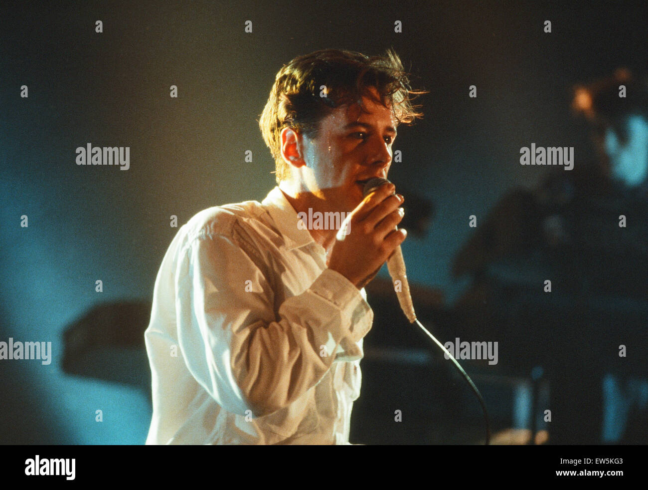 1984 Simple Minds, gruppo di musica, eseguendo o stadio, Scozia, Circa marzo 1984.1984 Simple Minds, gruppo di musica ad esibirsi sul palco, Scozia, circa del marzo 1984. Jim Kerr Foto Stock