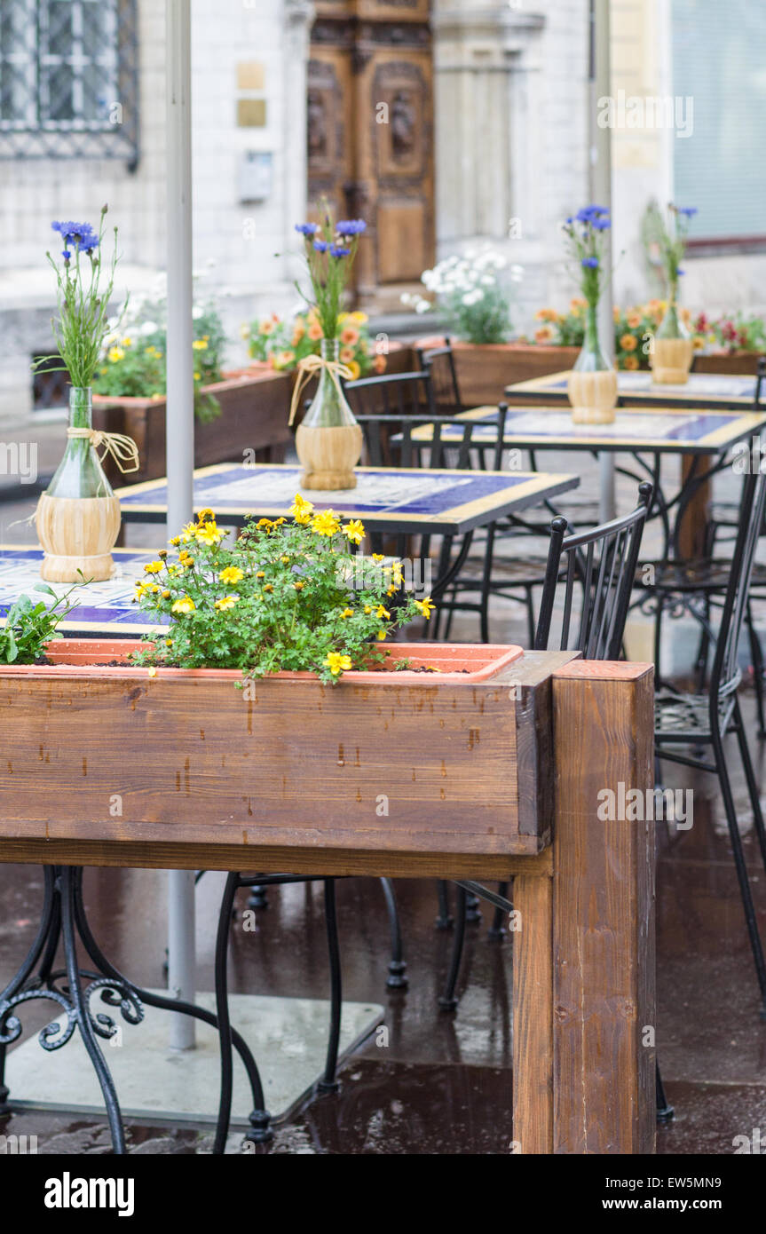 Romantico ristorante sulla terrazza all'aperto sullo sfondo Foto Stock