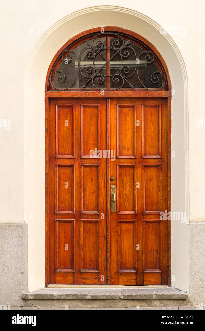 Vintage porta in legno nella parete arch Foto Stock