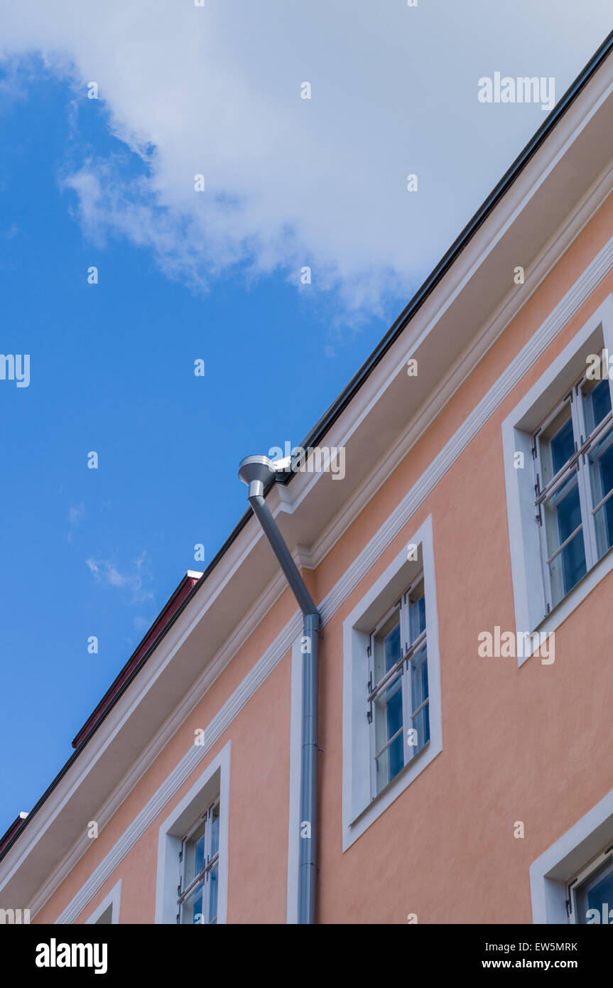 Classica casa di città con doccione sotto il cielo blu Foto Stock