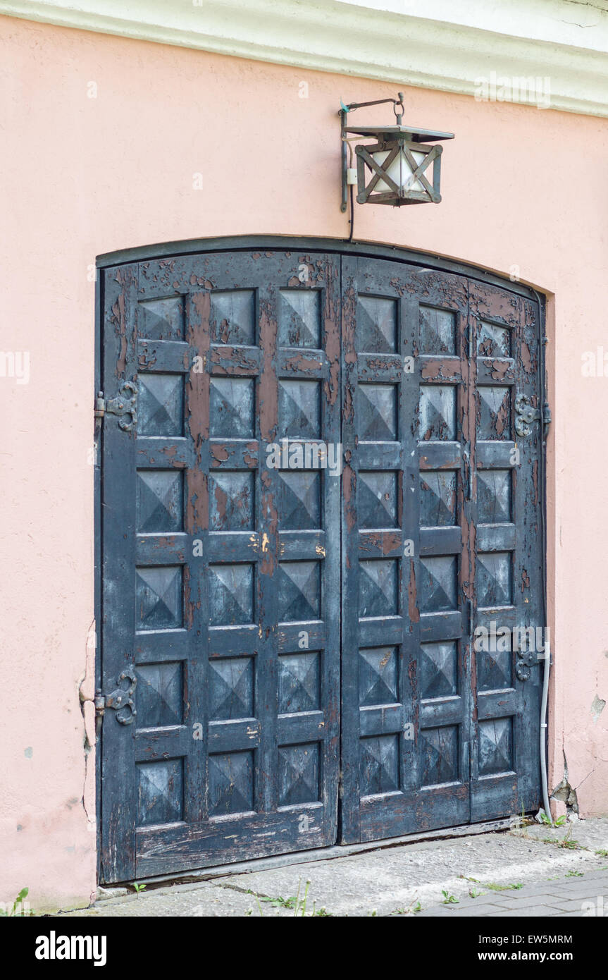 Lanterna e squallido cancello in legno con incrinato tinta di colore Foto Stock