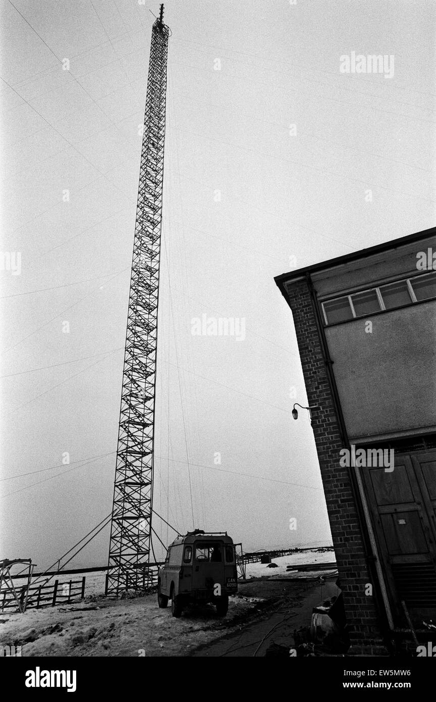 Rising fuori le macerie del montante TV che è crollato in Emley Moor, è un nuovo 200 ft montante temporanea. Il 23 marzo 1969. Foto Stock