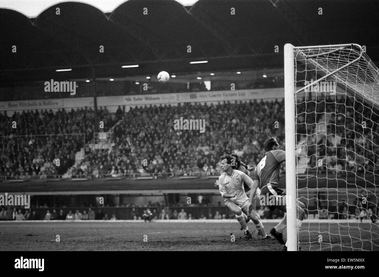 Coventry 2 -1 Aston Villa, prima divisione gioco svolto a Highfield Road. Il 26 novembre 1988. Foto Stock