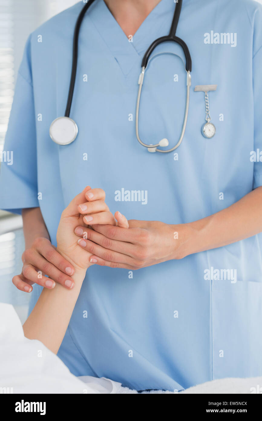 Controllo medico i suoi pazienti heartbeat Foto Stock