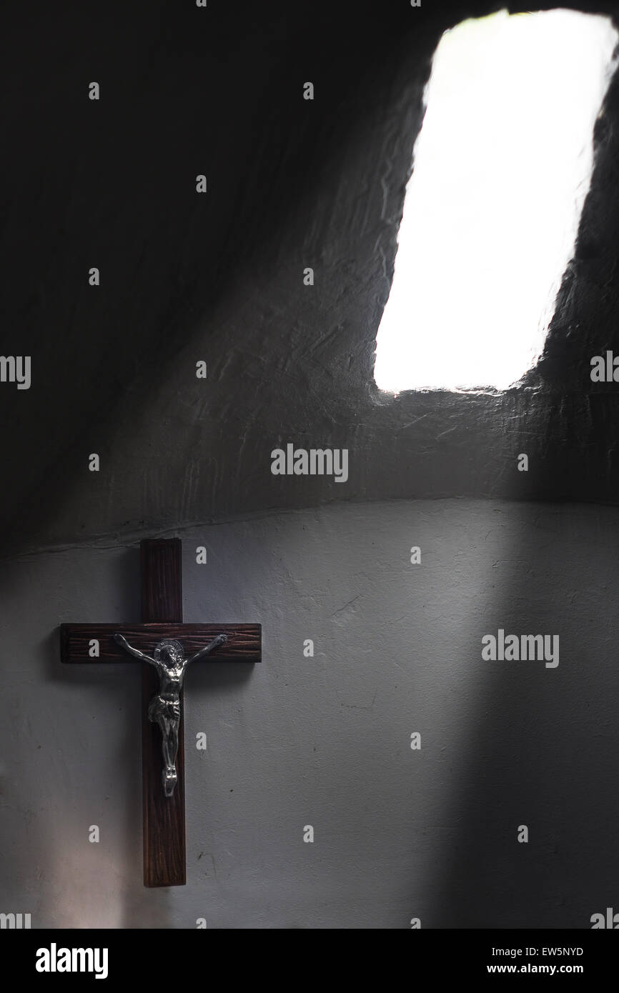 Una croce cristiana in una vecchia cappella Foto Stock