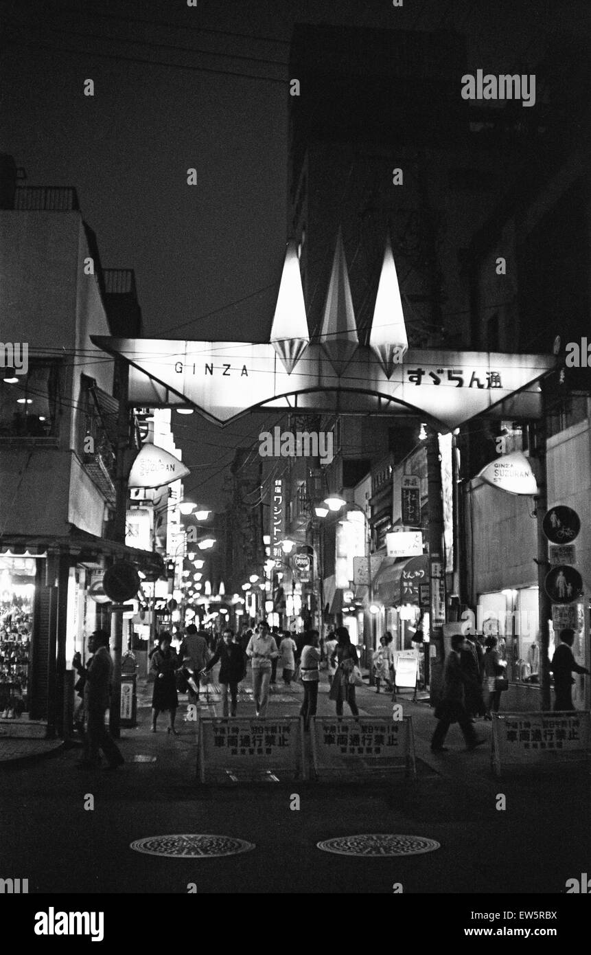Tempo di notte a Ginza Tokyo Night club del distretto, dove hostess fascino i clienti ad acquistare over priced bevande . 1 Dicembre 1974 Foto Stock