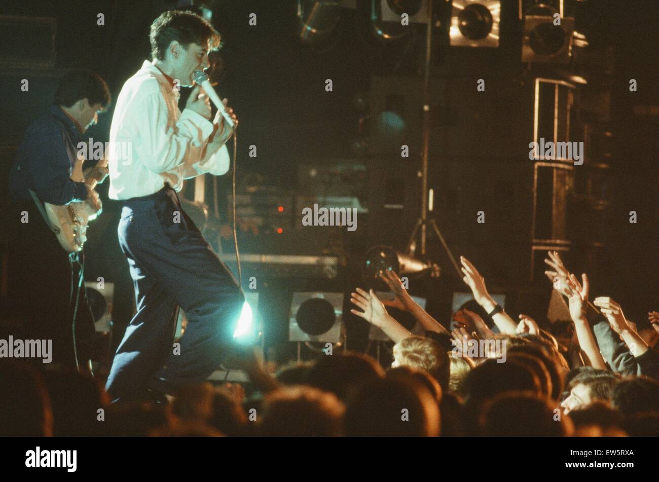 1984 Simple Minds, gruppo di musica, eseguendo o stadio, Scozia, Circa marzo 1984.1984 Simple Minds, gruppo di musica ad esibirsi sul palco, Scozia, circa del marzo 1984. Jim Kerr Foto Stock