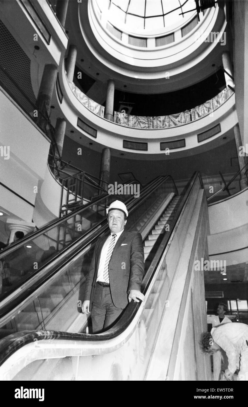Eldon Garden Shopping Centre, Newcastle upon Tyne, Tyne and Wear. Il responsabile del centro di Mr Albion Small è raffigurato sulla principale escalator sotto la cupola imponente come operai mettere i tocchi di rifinitura per il centro commerciale. Xx Febbraio 1989. Foto Stock