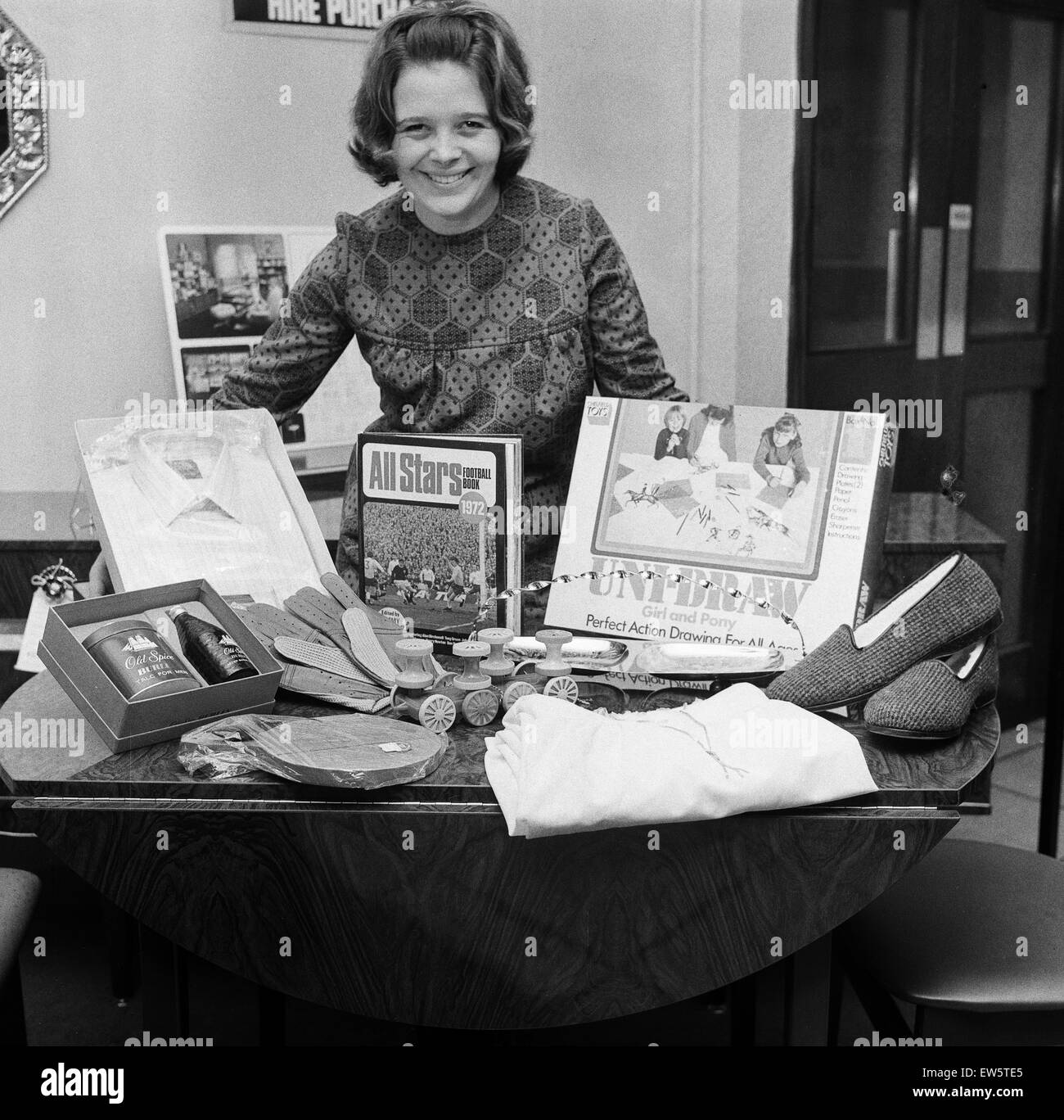 Regali di natale funzione, 8 dicembre 1971. Idee regalo. Tutte le stelle del calcio Prenota 1972. Old Spice dopobarba. Uni disegnare ragazza e pony. Foto Stock