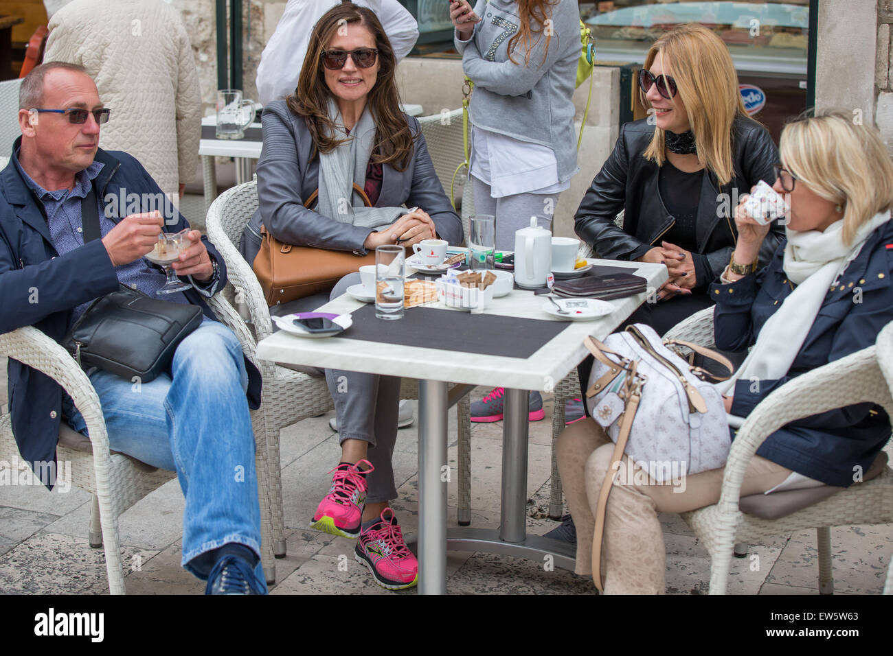 Slavica Ecclestone, ex modello ed ex-moglie di Formula One Racing CEO Bernie Ecclestone, avente un caffè con gli amici in Stradun, Croazia. Dotato di: Slavica Ecclestone dove: Dubrovnik, Croazia quando: 17 Apr 2015 Foto Stock