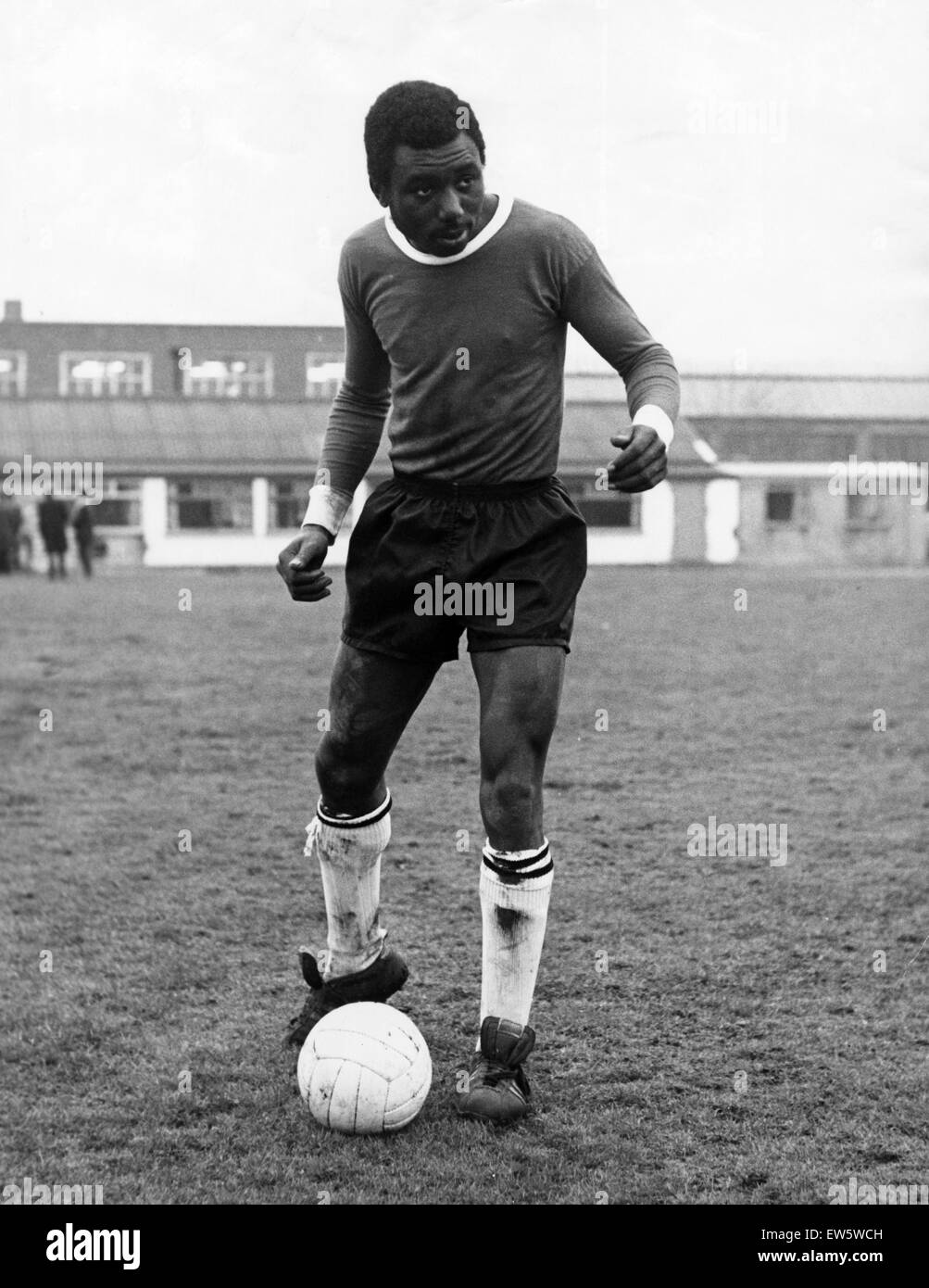 Benjamin Odeje farà storia diventando il primo africano a giocare a calcio per l'Inghilterra. Il 15-anno-vecchio Benjy, dalla Nigeria, è stato scelto per l'Inghilterra scolari contro Irlanda a Wembley. Il 4° marzo 1971. Foto Stock